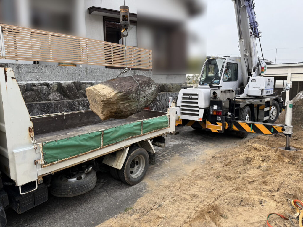 【三豊市高瀬町N様邸】庭石特大サイズ2個と大1個をクレーンで撤去します (株)カインズガーデン|香川県の庭仕舞い工事 【三豊市高瀬町N様邸】庭石特大サイズ2個と大1個をクレーンで撤去します (株)カインズガーデン|香川県の庭仕舞い工事