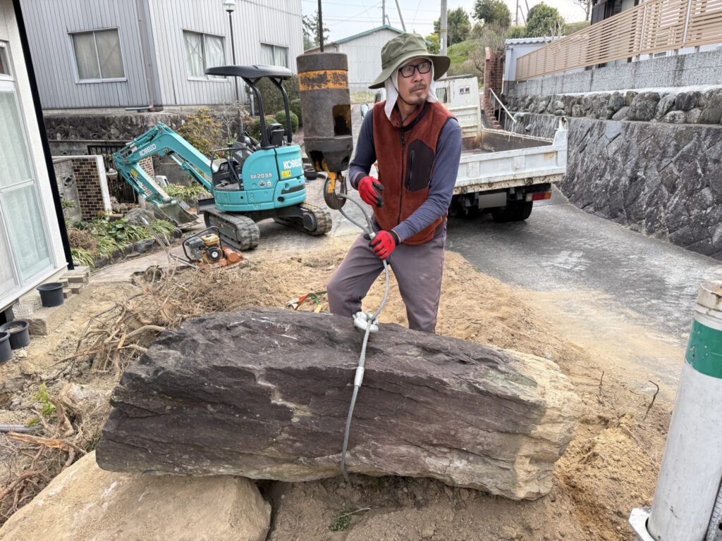 【三豊市高瀬町N様邸】庭石特大サイズ2個と大1個をクレーンで撤去します (株)カインズガーデン|香川県の庭仕舞い工事 【三豊市高瀬町N様邸】庭石特大サイズ2個と大1個をクレーンで撤去します (株)カインズガーデン|香川県の庭仕舞い工事