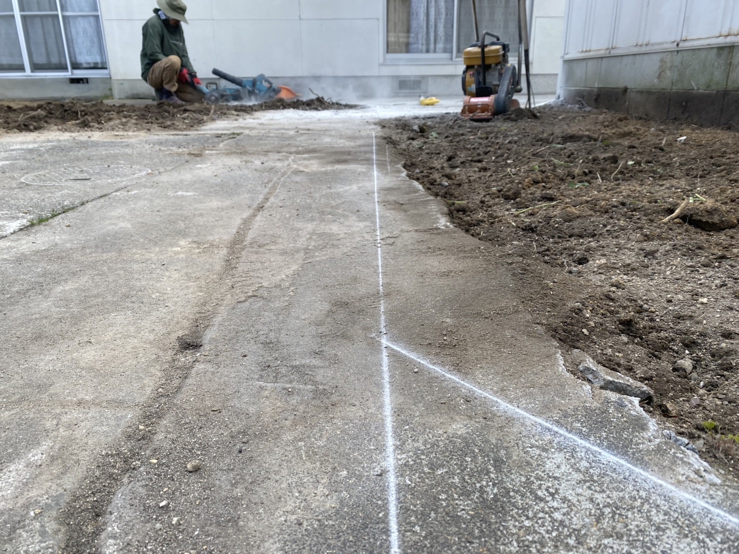 【三豊市高瀬町Ｎ様邸】裏庭・玄関周りのブロック塀や門壁撤去後を綺麗に整えます (株)カインズガーデン｜香川の庭仕舞い工事，庭リフォーム工事