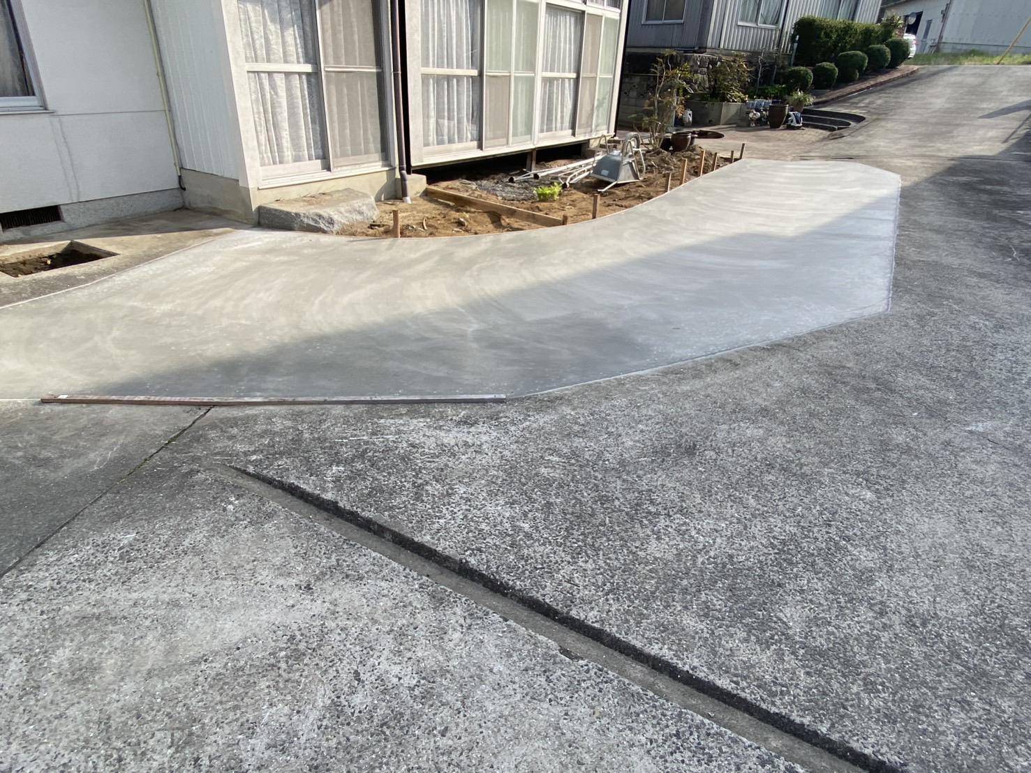 【三豊市高瀬町Ｎ様邸】新駐車場の土間コンクリート打設完了✨裏庭ブロック工事開始 (株)カインズガーデン｜香川県の庭仕舞い，庭リフォーム工事