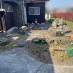 【三豊市山本町ＭＯ様邸】石垣や庭石敷石・根株撤去しスッキリ雑草対策＆目隠しフェンス工事、着工⛑ (株)カインズガーデン｜香川県の庭仕舞い，庭リフォーム