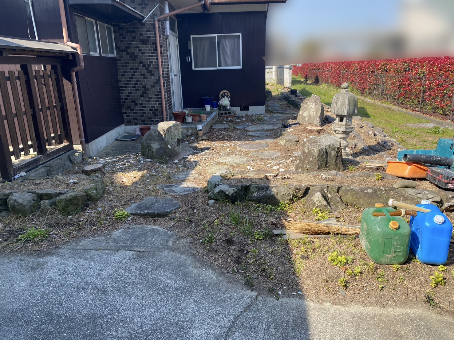 【三豊市山本町ＭＯ様邸】石垣や庭石敷石・根株撤去しスッキリ雑草対策＆目隠しフェンス工事、着工⛑ (株)カインズガーデン｜香川県の庭仕舞い，庭リフォーム