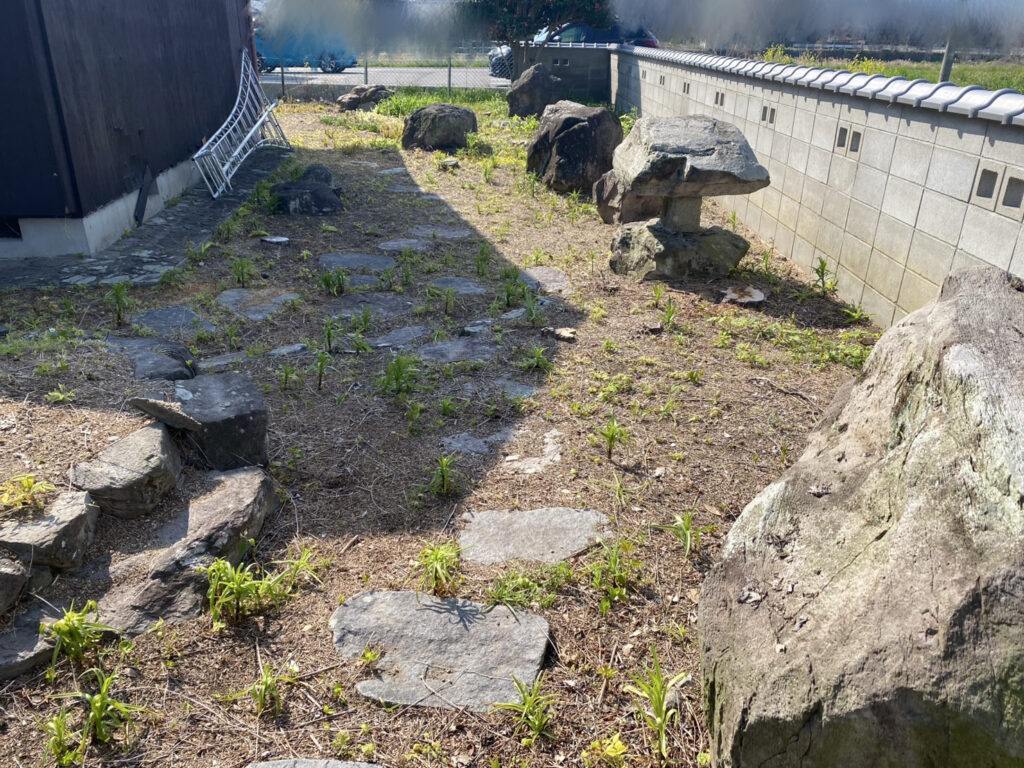 【三豊市山本町MO様邸】石垣や庭石敷石・根株撤去しスッキリ雑草対策&目隠しフェンス工事、着工⛑ (株)カインズガーデン|香川県の庭仕舞い,庭リフォーム 【三豊市山本町MO様邸】石垣や庭石敷石・根株撤去しスッキリ雑草対策&目隠しフェンス工事、着工⛑ (株)カインズガーデン|香川県の庭仕舞い,庭リフォーム