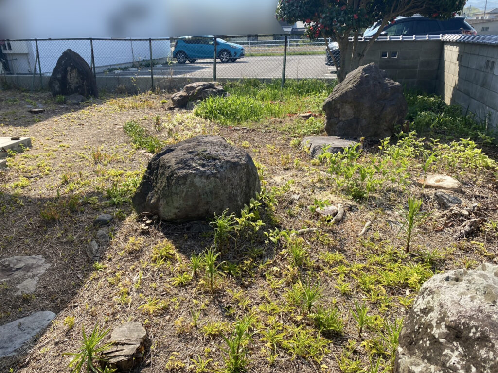 【三豊市山本町MO様邸】石垣や庭石敷石・根株撤去しスッキリ雑草対策&目隠しフェンス工事、着工⛑ (株)カインズガーデン|香川県の庭仕舞い,庭リフォーム 【三豊市山本町MO様邸】石垣や庭石敷石・根株撤去しスッキリ雑草対策&目隠しフェンス工事、着工⛑ (株)カインズガーデン|香川県の庭仕舞い,庭リフォーム