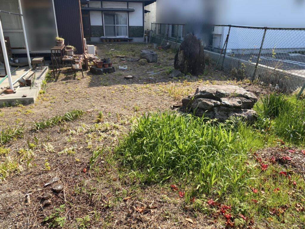 【三豊市山本町MO様邸】石垣や庭石敷石・根株撤去しスッキリ雑草対策&目隠しフェンス工事、着工⛑ (株)カインズガーデン|香川県の庭仕舞い,庭リフォーム 【三豊市山本町MO様邸】石垣や庭石敷石・根株撤去しスッキリ雑草対策&目隠しフェンス工事、着工⛑ (株)カインズガーデン|香川県の庭仕舞い,庭リフォーム