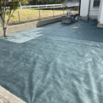 【三豊市高瀬町Ｎ様邸】裏庭ブロックとフェンス柱完了♪雑草対策の防草シート張り開始 (株)カインズガーデン｜香川の庭仕舞い，庭リフォーム工事