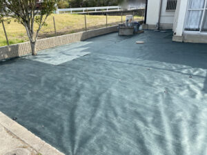 【三豊市高瀬町Ｎ様邸】裏庭ブロックとフェンス柱完了♪雑草対策の防草シート張り開始 (株)カインズガーデン｜香川の庭仕舞い，庭リフォーム工事