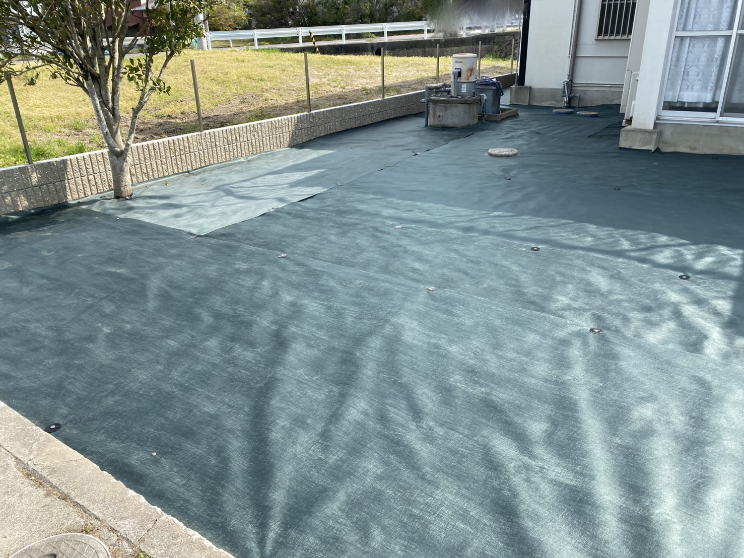 【三豊市高瀬町N様邸】裏庭ブロックとフェンス柱完了♪雑草対策の防草シート張り開始 (株)カインズガーデン|香川の庭仕舞い,庭リフォーム工事 【三豊市高瀬町N様邸】裏庭ブロックとフェンス柱完了♪雑草対策の防草シート張り開始 (株)カインズガーデン|香川の庭仕舞い,庭リフォーム工事