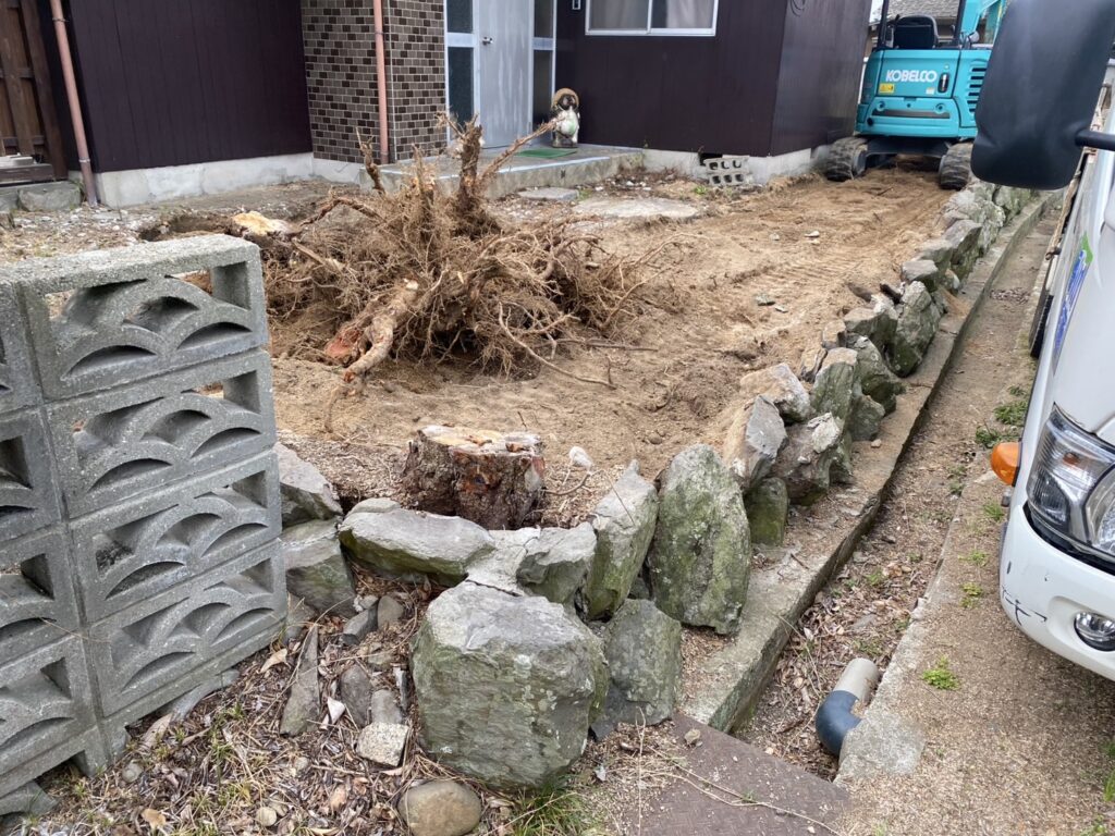 【三豊市山本町MO様邸】庭石撤去完了&伐根完了 (株)カインズガーデン|香川県の庭リフォーム工事,庭仕舞い 【三豊市山本町MO様邸】庭石撤去完了&伐根完了 (株)カインズガーデン|香川県の庭リフォーム工事,庭仕舞い