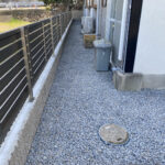 【三豊市高瀬町Ｎ様邸】裏庭目隠しフェンス設置＆雑草対策砂利敷き完了 (株)カインズガーデン｜香川の庭リフォーム，庭仕舞い工事
