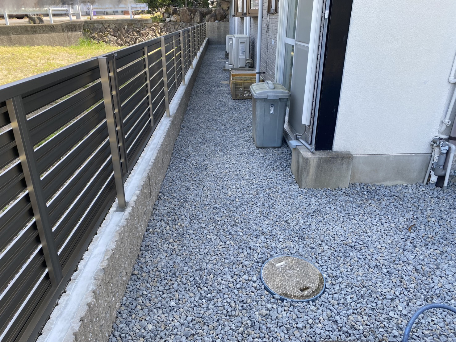 【三豊市高瀬町Ｎ様邸】裏庭目隠しフェンス設置＆雑草対策砂利敷き完了 (株)カインズガーデン｜香川の庭リフォーム，庭仕舞い工事