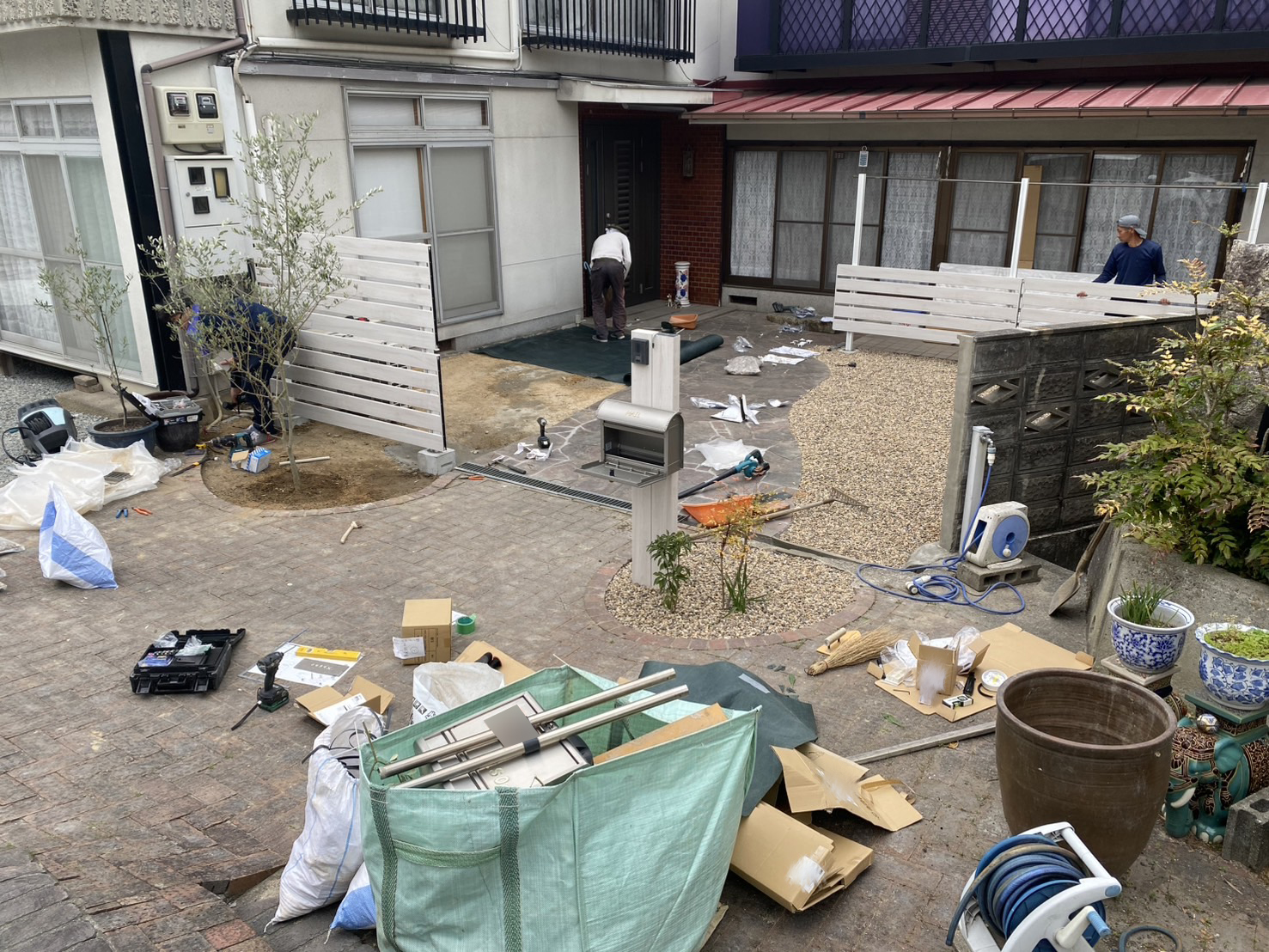 【三豊市高瀬町Ｎ様邸】完工目前✨玄関周りの目隠しフェンスや砂利敷き、花壇仕上げ (株)カインズガーデン｜香川県の庭仕舞い