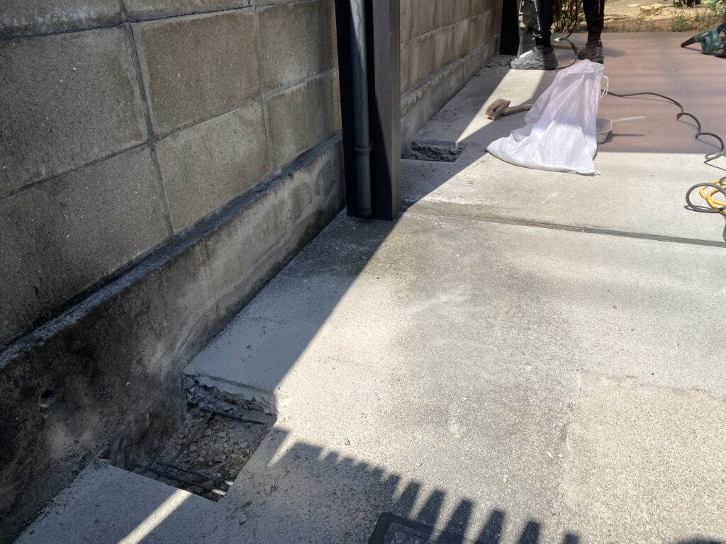 【高松市Ｓ様邸】ブロック塀の上に目隠しフェンス設置、本日着工⛑ (株)カインズガーデン｜香川の庭リフォーム工事，庭仕舞い