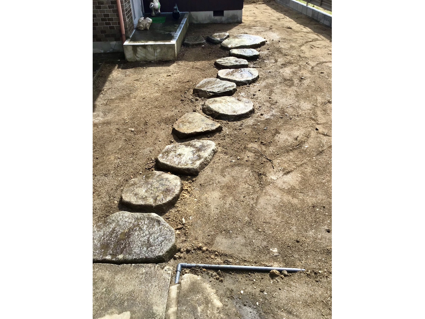 【三豊市山本町ＭＯ様邸】鋤取り整地で雑草対策準備中👌順調です (株)カインズガーデン｜香川県の雑草対策，庭仕舞い工事