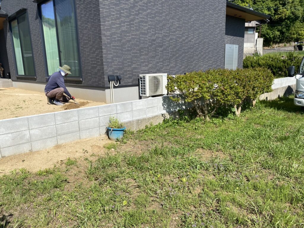 【香川県・綾川町U様邸】裏庭全面の雑草対策工事&目隠しフェンス設置、本日着工⛑ (株)カインズガーデン|香川県の庭仕舞い,庭リフォーム工事 【香川県・綾川町U様邸】裏庭全面の雑草対策工事&目隠しフェンス設置、本日着工⛑ (株)カインズガーデン|香川県の庭仕舞い,庭リフォーム工事