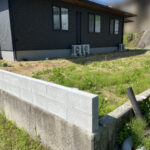 【香川県・綾川町Ｕ様邸】裏庭全面の雑草対策工事＆目隠しフェンス設置、本日着工⛑ (株)カインズガーデン｜香川県の庭仕舞い，庭リフォーム工事