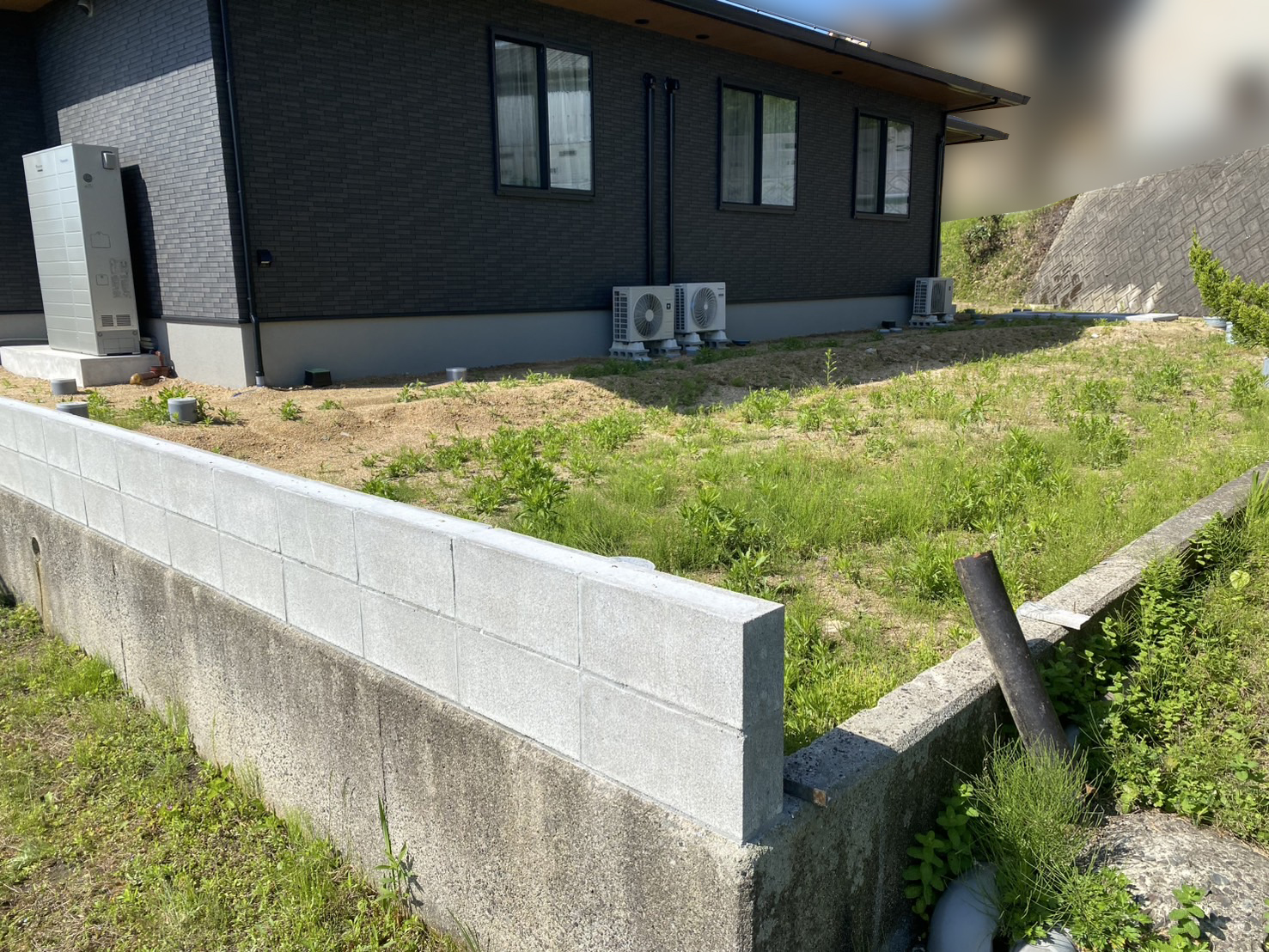 【香川県・綾川町Ｕ様邸】裏庭全面の雑草対策工事＆目隠しフェンス設置、本日着工⛑ (株)カインズガーデン｜香川県の庭仕舞い，庭リフォーム工事