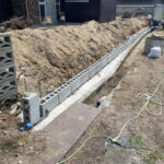 【三豊市山本町ＭＯ様邸】玄関前のブロック３段積み・裏庭フェンス門扉の柱建て (株)カインズガーデン｜香川県の庭仕舞い工事