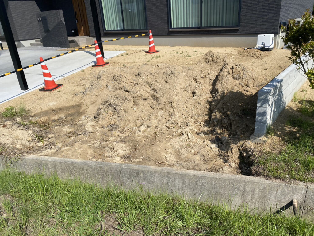 【綾川町U様邸】裏庭は雑草撤去でスッキリ✨庭木移設やフェンス柱たて (株)カインズガーデン|香川県の雑草対策,庭リフォーム工事 【綾川町U様邸】裏庭は雑草撤去でスッキリ✨庭木移設やフェンス柱たて (株)カインズガーデン|香川県の雑草対策,庭リフォーム工事