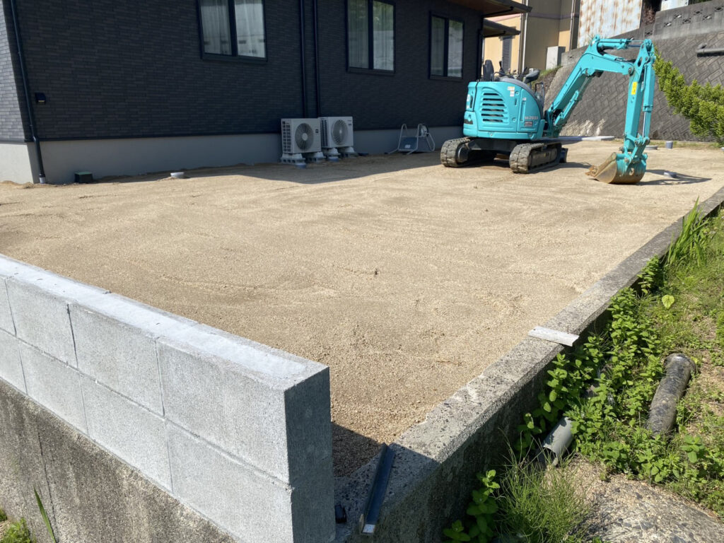 【綾川町Ｕ様邸】裏庭は雑草撤去でスッキリ✨庭木移設やフェンス柱たて (株)カインズガーデン｜香川県の雑草対策，庭リフォーム工事