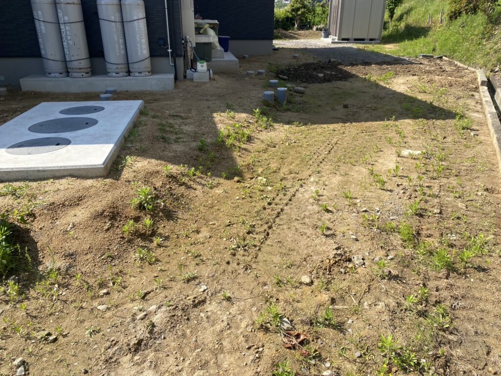 【綾川町U様邸】裏庭は雑草撤去でスッキリ✨庭木移設やフェンス柱たて (株)カインズガーデン|香川県の雑草対策,庭リフォーム工事 【綾川町U様邸】裏庭は雑草撤去でスッキリ✨庭木移設やフェンス柱たて (株)カインズガーデン|香川県の雑草対策,庭リフォーム工事
