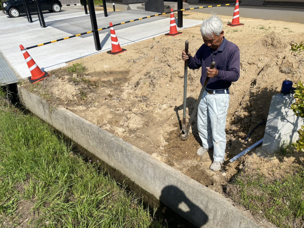 【綾川町U様邸】裏庭は雑草撤去でスッキリ✨庭木移設やフェンス柱たて (株)カインズガーデン|香川県の雑草対策,庭リフォーム工事 【綾川町U様邸】裏庭は雑草撤去でスッキリ✨庭木移設やフェンス柱たて (株)カインズガーデン|香川県の雑草対策,庭リフォーム工事