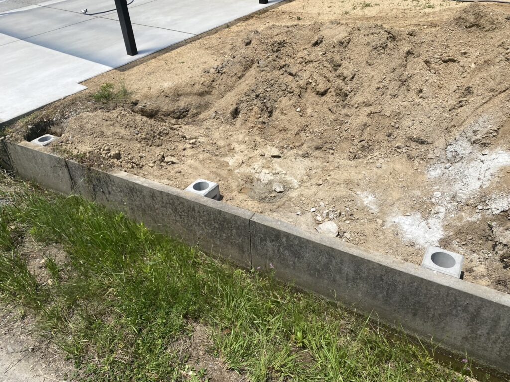 【綾川町U様邸】目隠しフェンスの柱建て完了!鋤取り整地も継続 (株)カインズガーデン|香川県の雑草対策,庭リフォーム工事 【綾川町U様邸】目隠しフェンスの柱建て完了!鋤取り整地も継続 (株)カインズガーデン|香川県の雑草対策,庭リフォーム工事