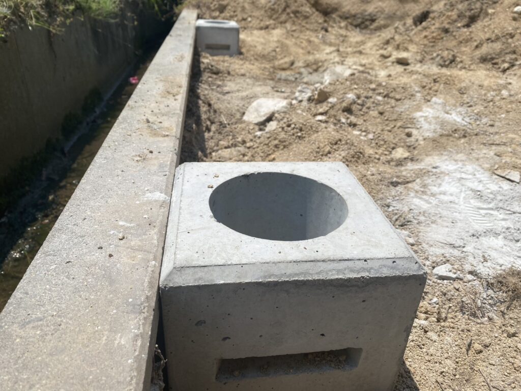 【綾川町U様邸】目隠しフェンスの柱建て完了!鋤取り整地も継続 (株)カインズガーデン|香川県の雑草対策,庭リフォーム工事 【綾川町U様邸】目隠しフェンスの柱建て完了!鋤取り整地も継続 (株)カインズガーデン|香川県の雑草対策,庭リフォーム工事