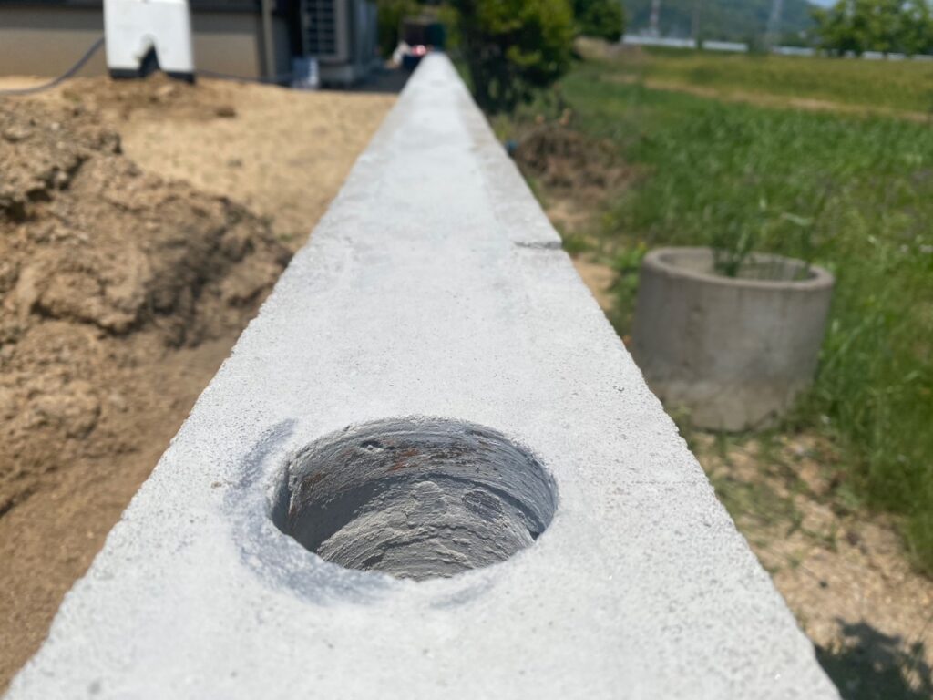 【綾川町U様邸】目隠しフェンスの柱建て完了!鋤取り整地も継続 (株)カインズガーデン|香川県の雑草対策,庭リフォーム工事 【綾川町U様邸】目隠しフェンスの柱建て完了!鋤取り整地も継続 (株)カインズガーデン|香川県の雑草対策,庭リフォーム工事