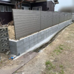 【三豊市山本町ＭＯ様邸】玄関前と裏庭、目隠しフェンスで安心囲い設置中✨ (株)カインズガーデン｜香川県の庭仕舞い工事