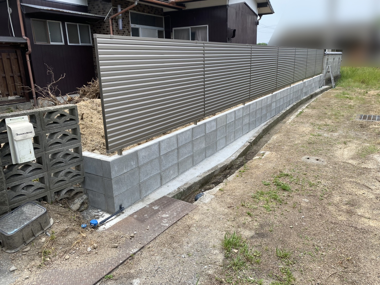 【三豊市山本町ＭＯ様邸】玄関前と裏庭、目隠しフェンスで安心囲い設置中✨ (株)カインズガーデン｜香川県の庭仕舞い工事