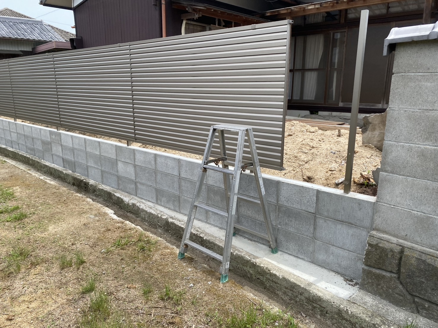 【三豊市山本町MO様邸】玄関前と裏庭、目隠しフェンスで安心囲い設置中✨ (株)カインズガーデン|香川県の庭仕舞い工事 【三豊市山本町MO様邸】玄関前と裏庭、目隠しフェンスで安心囲い設置中✨ (株)カインズガーデン|香川県の庭仕舞い工事