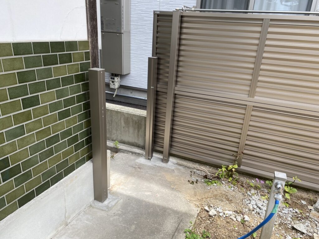 【三豊市山本町ＭＯ様邸】玄関前と裏庭、目隠しフェンスで安心囲い設置中✨ (株)カインズガーデン｜香川県の庭仕舞い工事