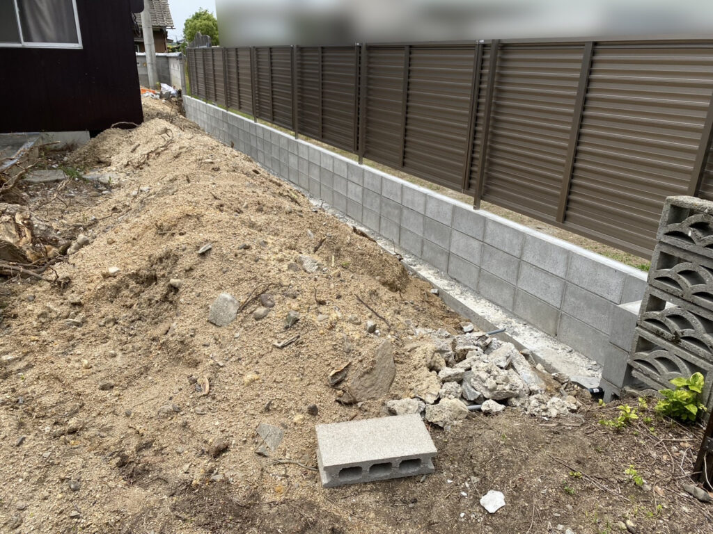 【三豊市山本町MO様邸】玄関前と裏庭、目隠しフェンスで安心囲い設置中✨ (株)カインズガーデン|香川県の庭仕舞い工事 【三豊市山本町MO様邸】玄関前と裏庭、目隠しフェンスで安心囲い設置中✨ (株)カインズガーデン|香川県の庭仕舞い工事