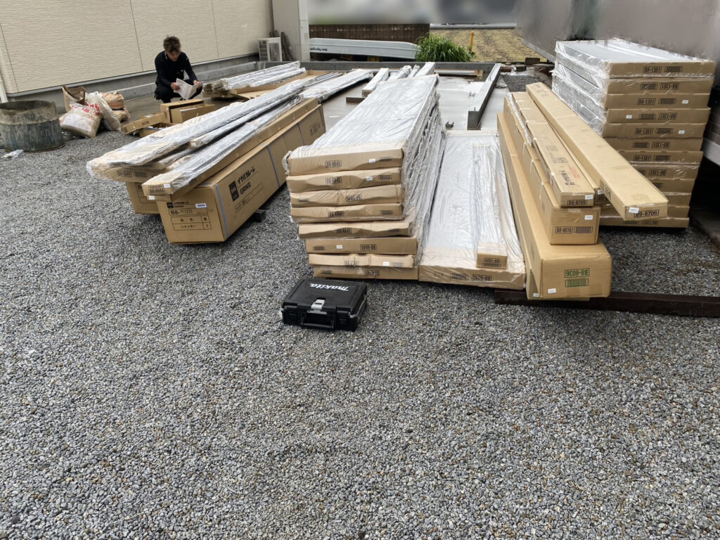 【高松市M様邸】ガレージ基礎と排水モルタル完了👌ガレージ設置開始 (株)カインズガーデン|香川県の庭リフォーム工事 【高松市M様邸】ガレージ基礎と排水モルタル完了👌ガレージ設置開始 (株)カインズガーデン|香川県の庭リフォーム工事