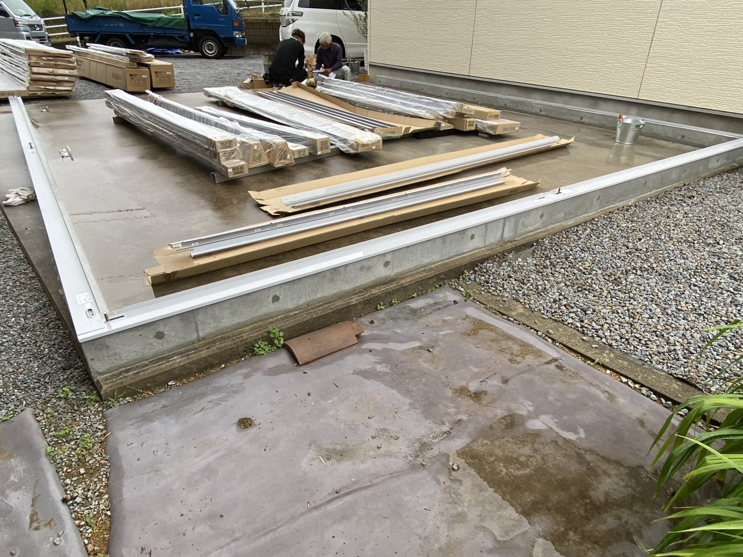 【高松市Ｍ様邸】ガレージ基礎と排水モルタル完了👌ガレージ設置開始 (株)カインズガーデン｜香川県の庭リフォーム工事