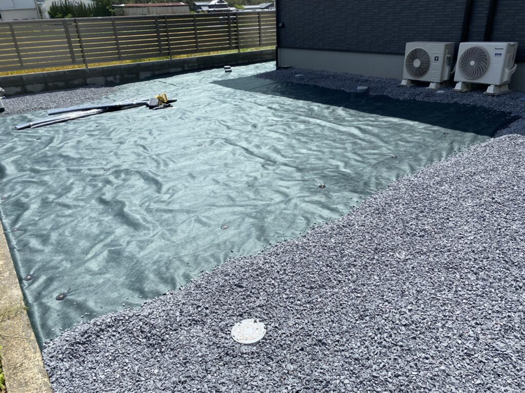 【綾川町Ｕ様邸】防草シート＆砂利敷きの雑草対策仕上げ (株)カインズガーデン｜香川県の庭仕舞い，庭リフォーム工事