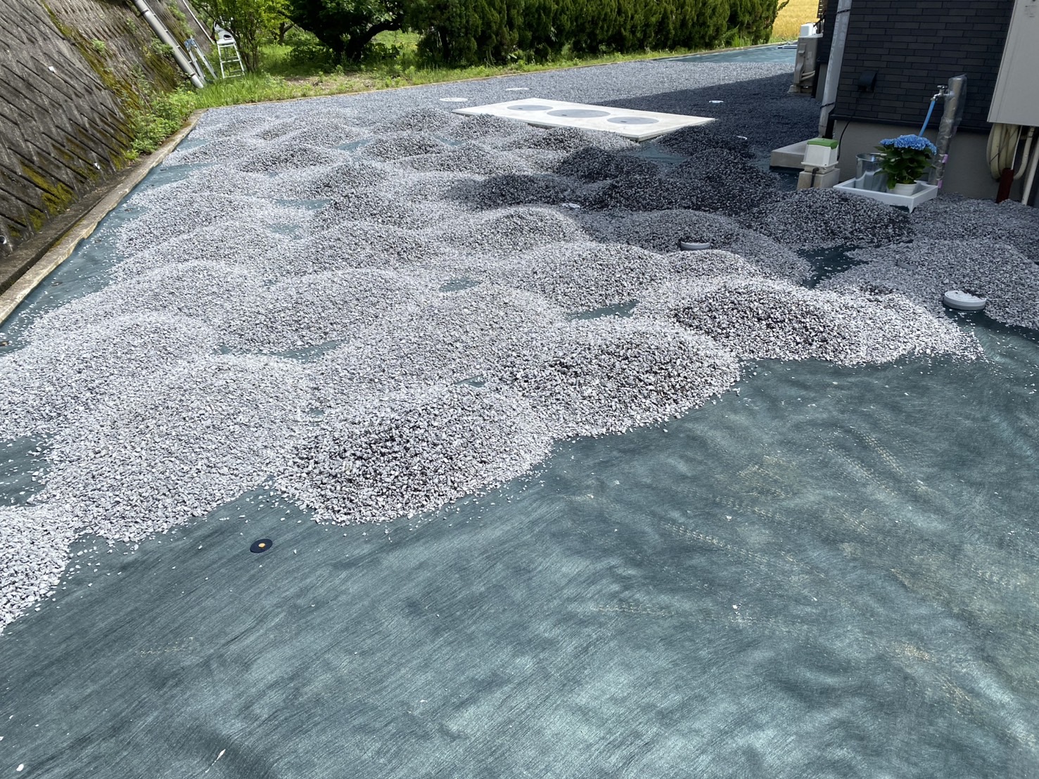 【綾川町Ｕ様邸】防草シート＆砂利敷きの雑草対策仕上げ (株)カインズガーデン｜香川県の庭仕舞い，庭リフォーム工事