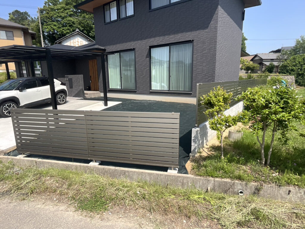 【綾川町U様邸】防草シートで万全の雑草対策✨目隠しフェンスも設置完了 (株)カインズガーデン|香川県の庭リフォーム工事 【綾川町U様邸】防草シートで万全の雑草対策✨目隠しフェンスも設置完了 (株)カインズガーデン|香川県の庭リフォーム工事