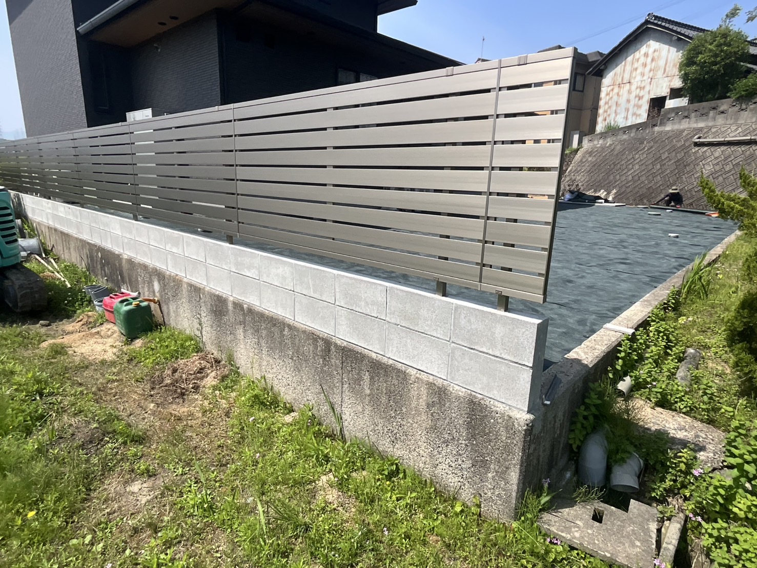 【綾川町Ｕ様邸】防草シートで万全の雑草対策✨目隠しフェンスも設置完了 (株)カインズガーデン｜香川県の庭リフォーム工事