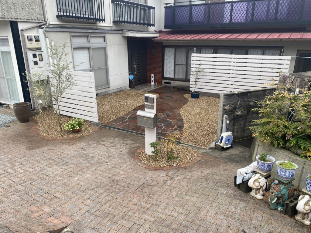 【三豊市高瀬町Ｎ様邸】スッキリ爽快✨庭仕舞い工事＆玄関周りは洋風オシャレに㊗完工 (株)カインズガーデン｜香川県の庭リフォーム工事