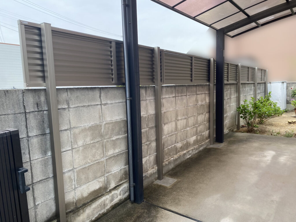 【高松市Ｓ様邸】ブロック塀上の目隠しフェンス設置工事㊗完工✨ (株)カインズガーデン｜香川県の庭リフォーム工事
