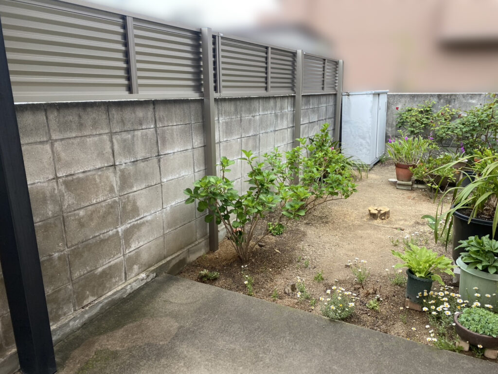 【高松市Ｓ様邸】ブロック塀上の目隠しフェンス設置工事㊗完工✨ (株)カインズガーデン｜香川県の庭リフォーム工事