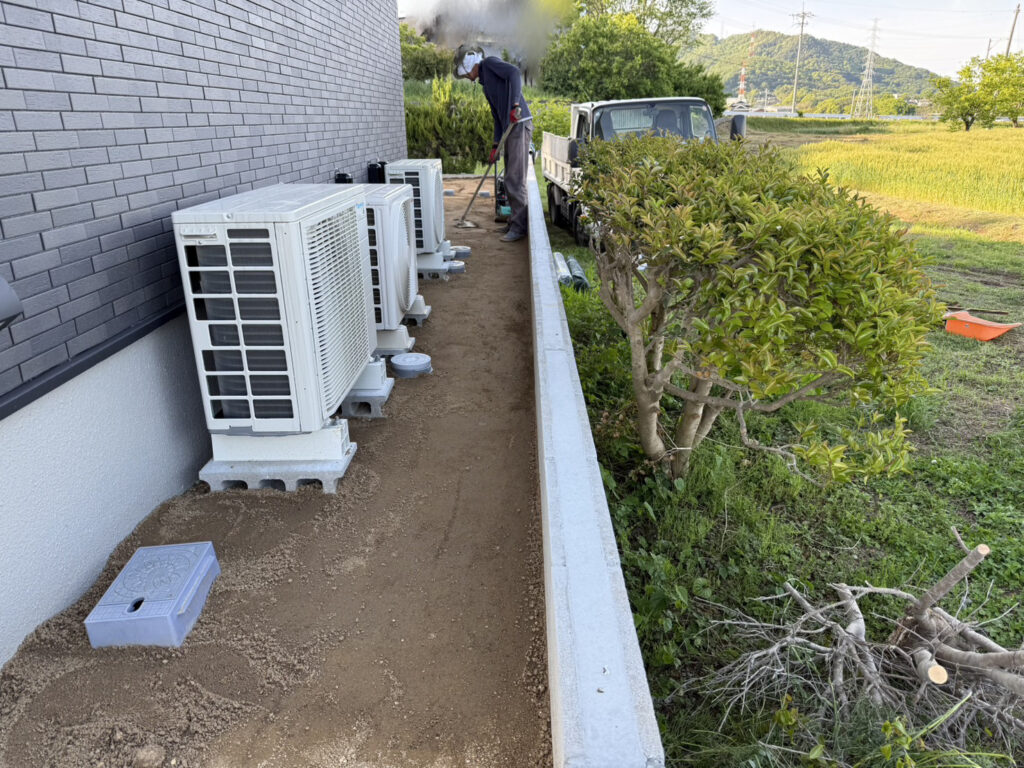 【綾川町U様邸】裏庭は雑草撤去でスッキリ✨庭木移設やフェンス柱たて (株)カインズガーデン|香川県の雑草対策,庭リフォーム工事 【綾川町U様邸】裏庭は雑草撤去でスッキリ✨庭木移設やフェンス柱たて (株)カインズガーデン|香川県の雑草対策,庭リフォーム工事
