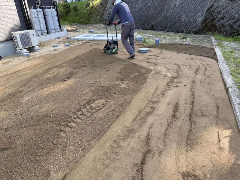 【綾川町U様邸】裏庭は雑草撤去でスッキリ✨庭木移設やフェンス柱たて (株)カインズガーデン|香川県の雑草対策,庭リフォーム工事 【綾川町U様邸】裏庭は雑草撤去でスッキリ✨庭木移設やフェンス柱たて (株)カインズガーデン|香川県の雑草対策,庭リフォーム工事