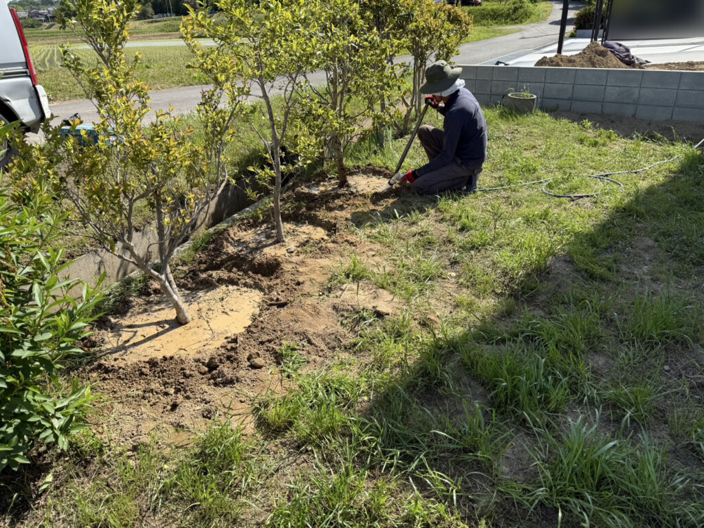 【綾川町U様邸】裏庭は雑草撤去でスッキリ✨庭木移設やフェンス柱たて (株)カインズガーデン|香川県の雑草対策,庭リフォーム工事 【綾川町U様邸】裏庭は雑草撤去でスッキリ✨庭木移設やフェンス柱たて (株)カインズガーデン|香川県の雑草対策,庭リフォーム工事