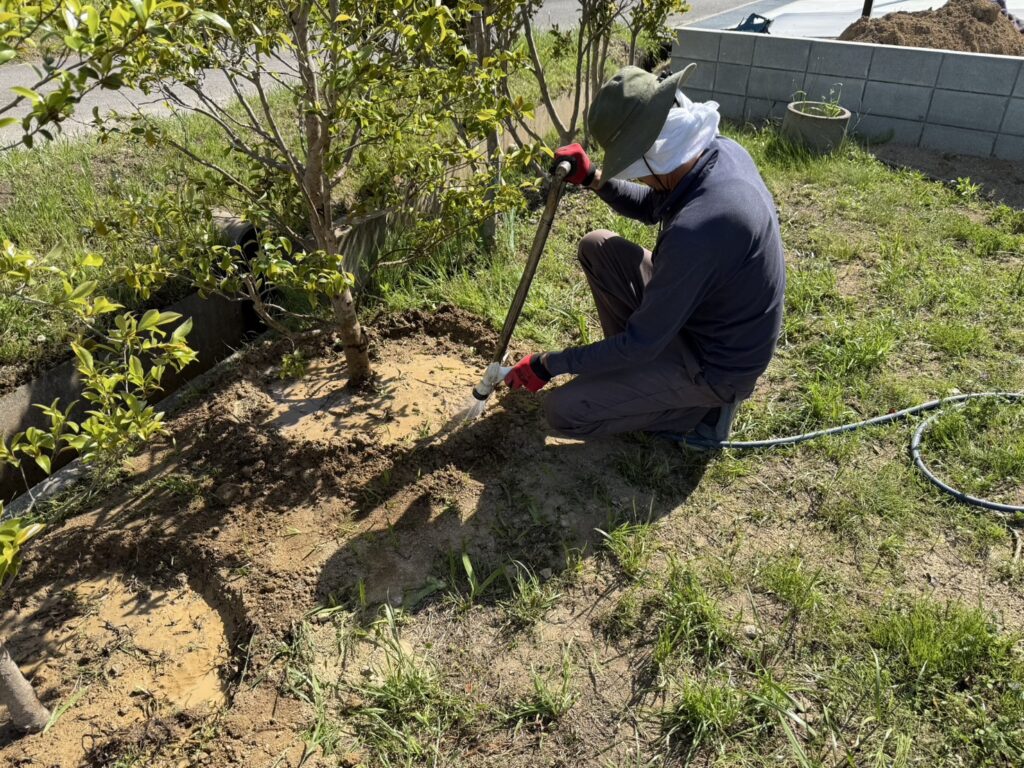 【綾川町U様邸】裏庭は雑草撤去でスッキリ✨庭木移設やフェンス柱たて (株)カインズガーデン|香川県の雑草対策,庭リフォーム工事 【綾川町U様邸】裏庭は雑草撤去でスッキリ✨庭木移設やフェンス柱たて (株)カインズガーデン|香川県の雑草対策,庭リフォーム工事