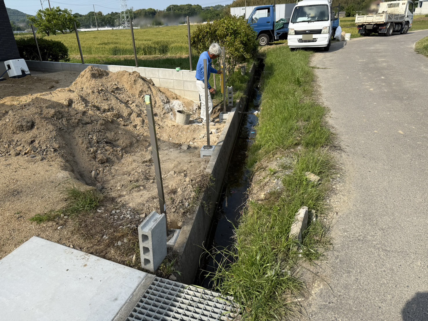 【綾川町Ｕ様邸】目隠しフェンスの柱建て完了！鋤取り整地も継続 (株)カインズガーデン｜香川県の雑草対策，庭リフォーム工事