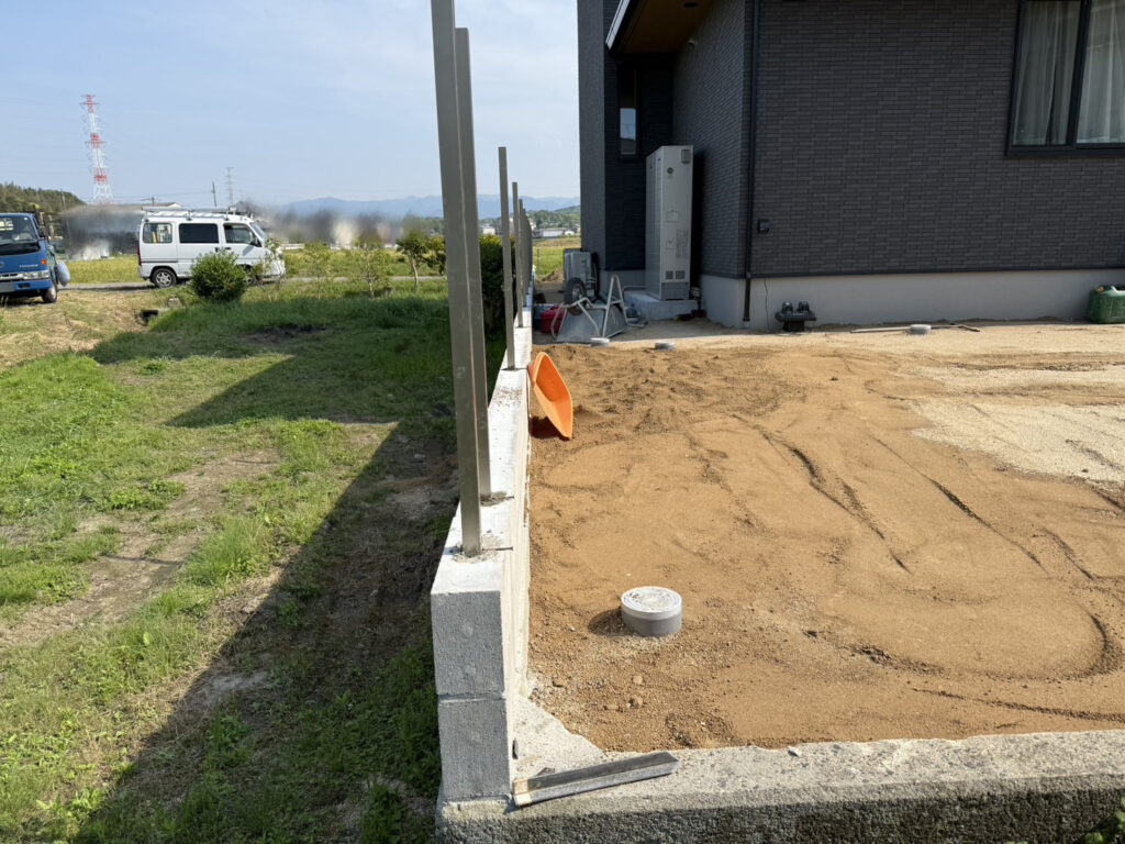 【綾川町U様邸】目隠しフェンスの柱建て完了!鋤取り整地も継続 (株)カインズガーデン|香川県の雑草対策,庭リフォーム工事 【綾川町U様邸】目隠しフェンスの柱建て完了!鋤取り整地も継続 (株)カインズガーデン|香川県の雑草対策,庭リフォーム工事