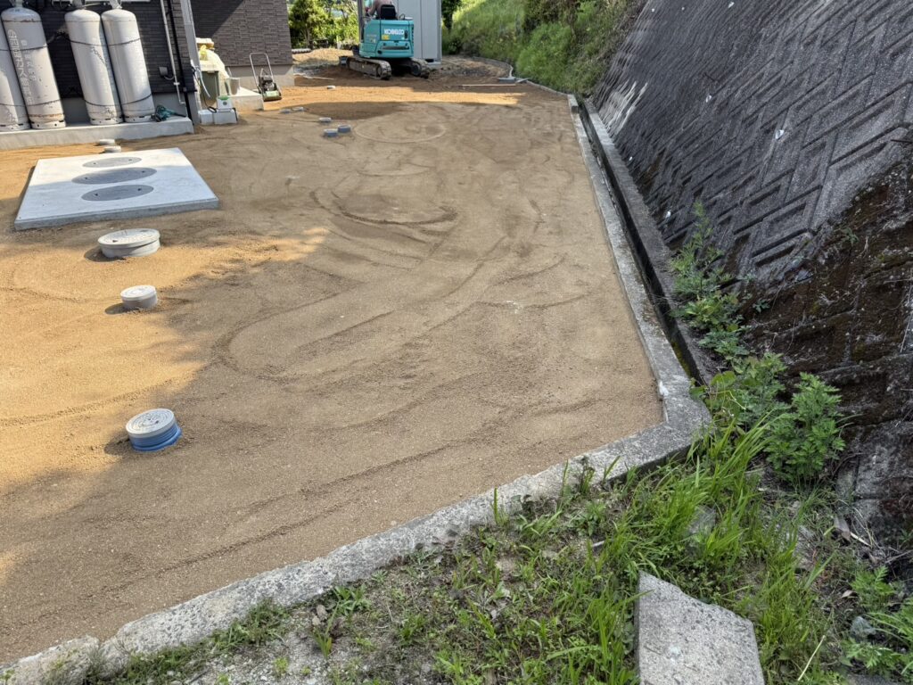 【綾川町U様邸】目隠しフェンスの柱建て完了!鋤取り整地も継続 (株)カインズガーデン|香川県の雑草対策,庭リフォーム工事 【綾川町U様邸】目隠しフェンスの柱建て完了!鋤取り整地も継続 (株)カインズガーデン|香川県の雑草対策,庭リフォーム工事